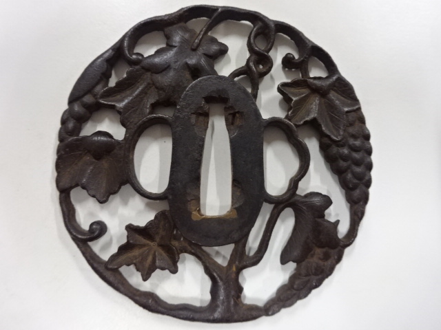 鉄地　葡萄　透かし　鍔